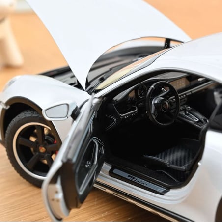 Norev 1/18 Porsche 911(992) Dakar Coupe 2023 with height adjustable chassis