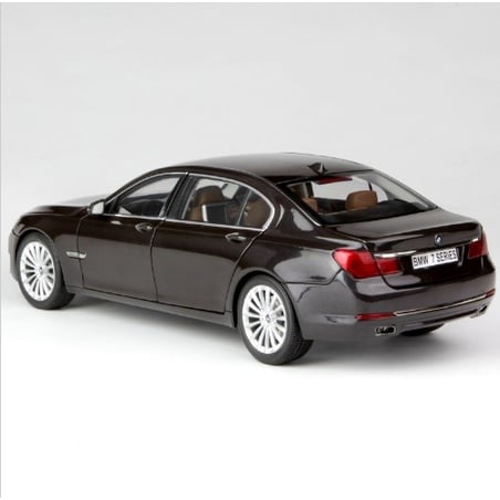 Kyosho 1/18 BMW 750 Li (F02)