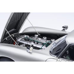 Autoart 1/18  Aston Martin DB5 James Bond Sean Connery Goldfinger 1964 with weapons