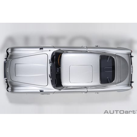 Autoart 1/18  Aston Martin DB5 James Bond Sean Connery Goldfinger 1964 with weapons