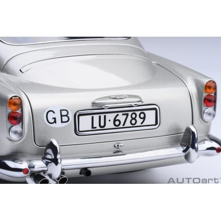 Autoart 1/18  Aston Martin DB5 James Bond Sean Connery Goldfinger 1964 with weapons