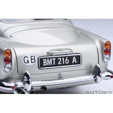 Autoart 1/18  Aston Martin DB5 James Bond Sean Connery Goldfinger 1964 with weapons