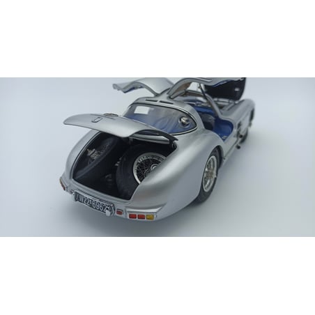 CMC 1/18 Mercedes-Benz 300 SLR Uhlenhaut Coupé, 1955, with  Rudolf Uhlenhaut figurine Limited Edition 500pcs