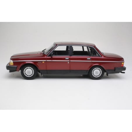 Minichamps 1/18 Volvo 240 GL 1986