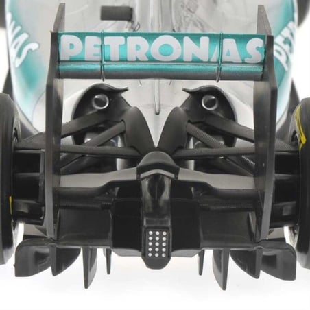 Minichamps 1/18 Mercedes GP F1 Team Petronas  No.8 Showcar 2011 N. Rosberg