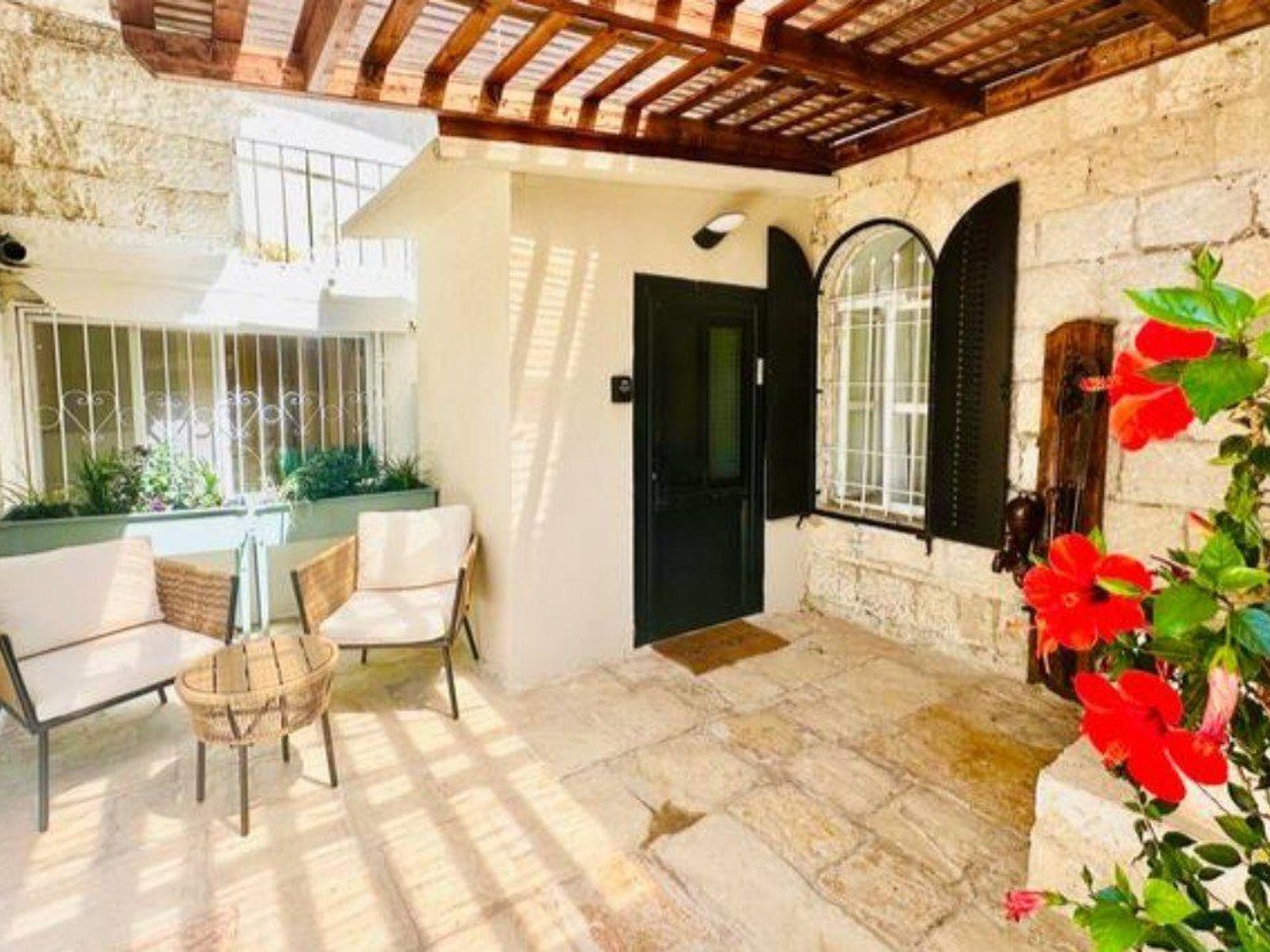 Family B&B in Jerusalem - 3 bedrooms with patio and jacuzzi 4