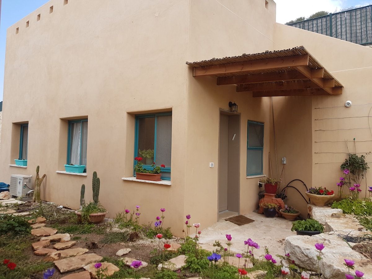 La baita del frutteto sulla montagna in Hararit, Bassa Galilea, Israele