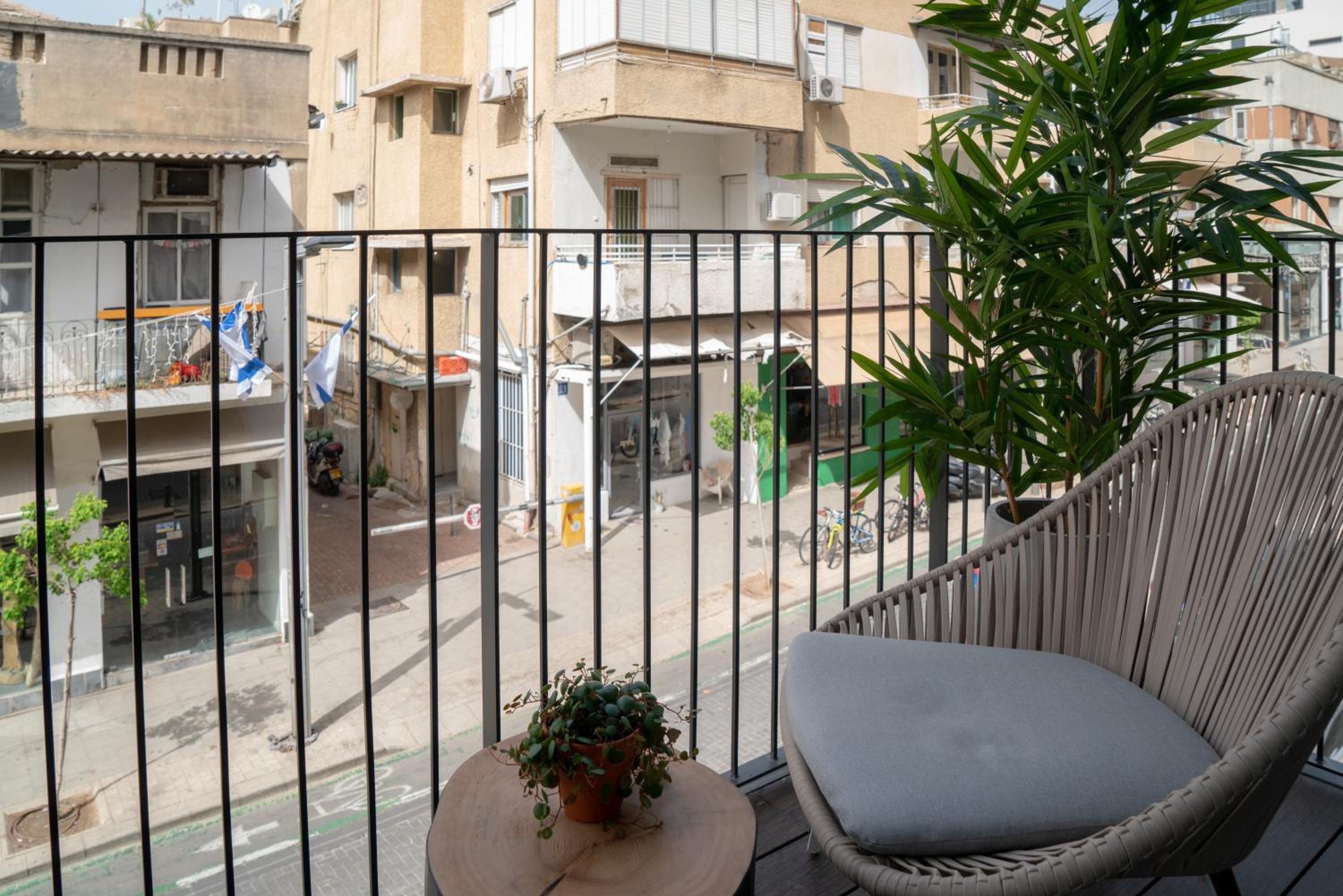 דירת 3 חדרי שינה עם מרפסת - 2