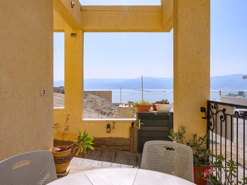 Циммер в пустыне Мертвого моря in Newe Zohar, Мёртвое море, Israel