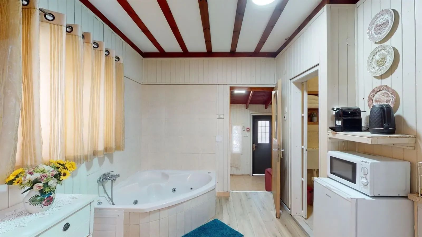 Romantic cabin with jacuzzi in the Galilee in Menahemya, Kinneret, Israel