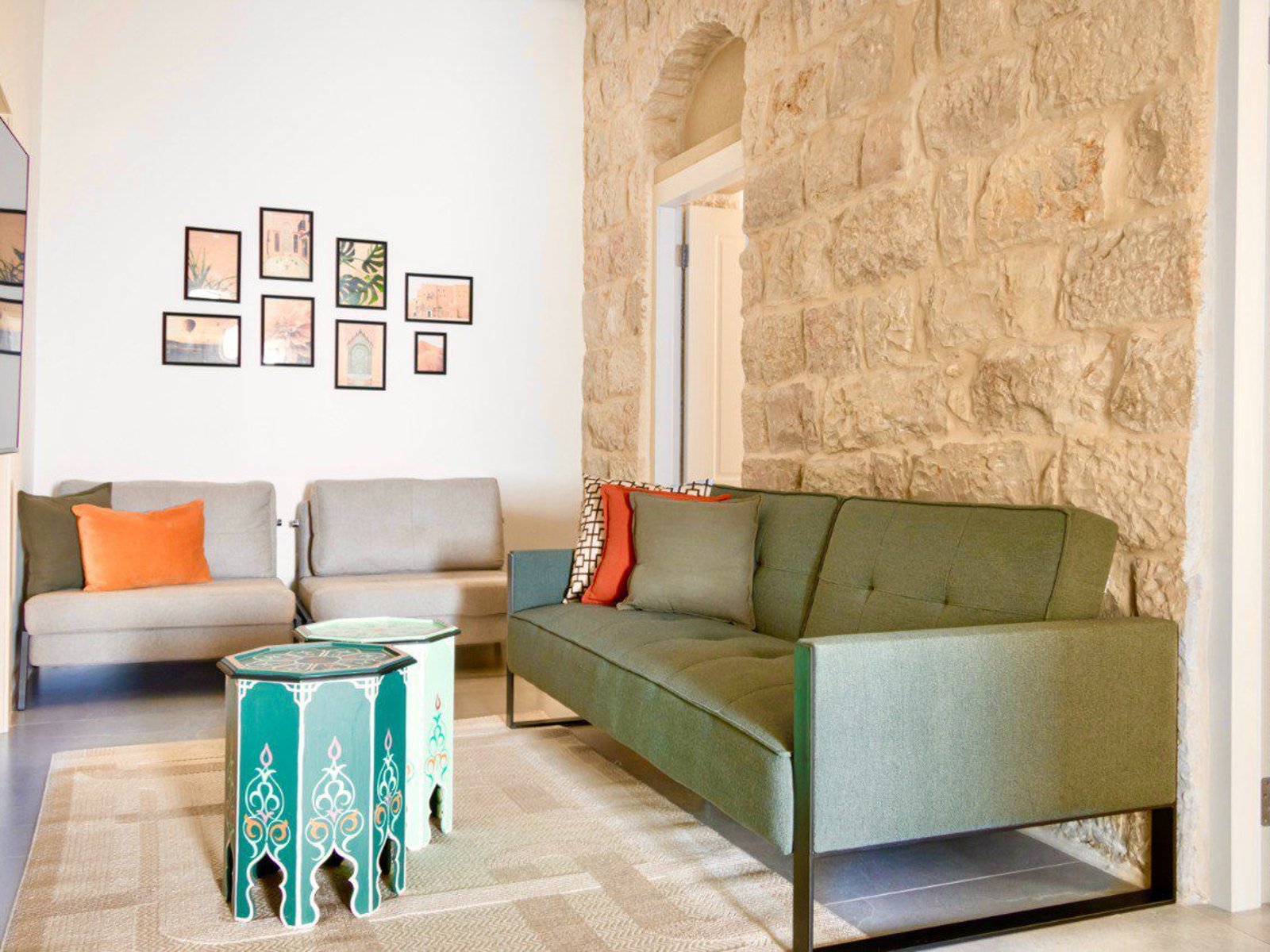 Family B&B in Jerusalem - 3 bedrooms with patio and jacuzzi 2