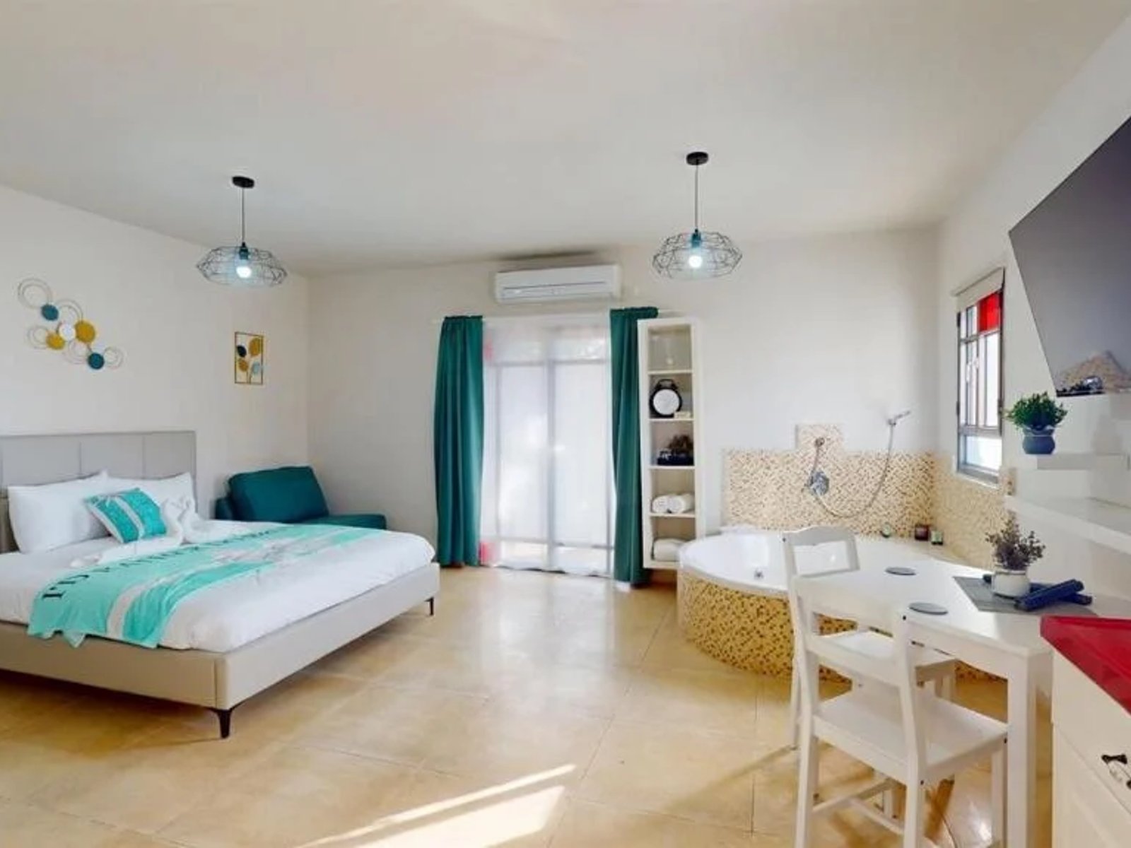 Люкс с собственным бассейном и внутренним двориком - Tiffany Suites 2