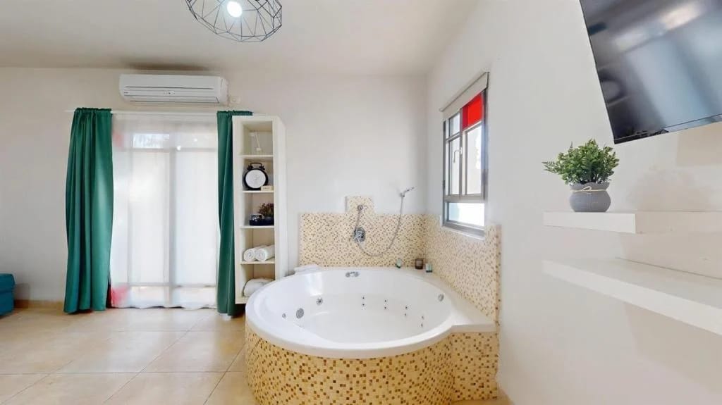 Suite mit privatem Pool und Innenhof – Tiffany-Suiten in Had-Nes, Golanhöhen und Hermon, Israel
