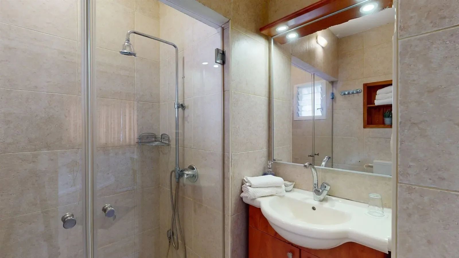 Romantic cabin with jacuzzi in the Galilee in Menahemya, Kinneret, Israel