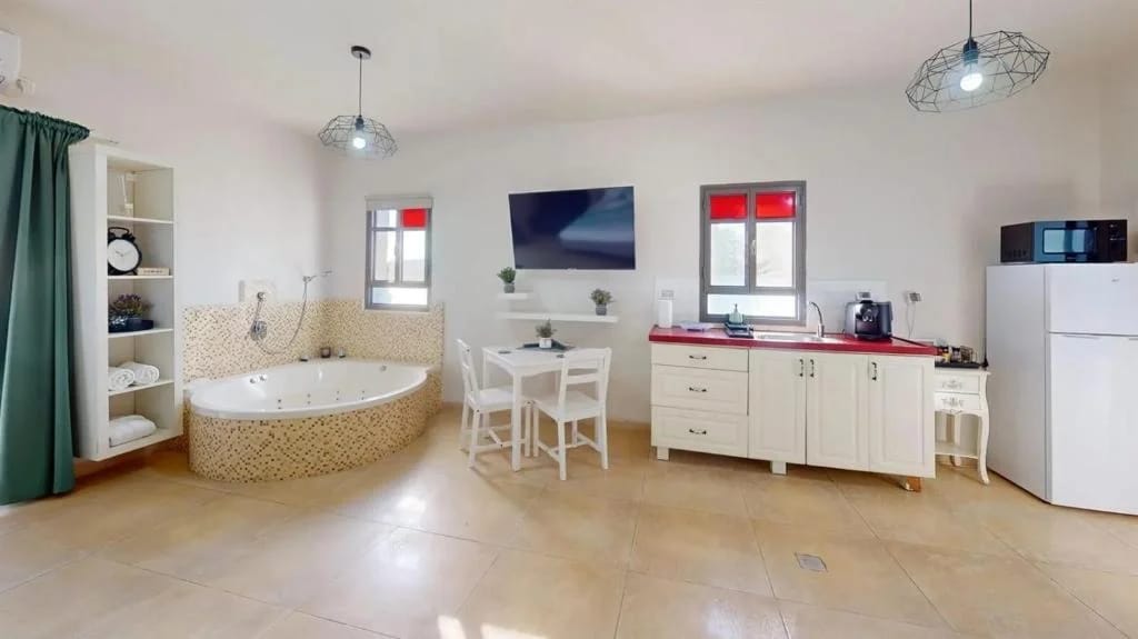 Suite mit privatem Pool und Innenhof – Tiffany-Suiten in Had-Nes, Golanhöhen und Hermon, Israel