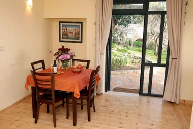 Suite spaziosa con soggiorno e cortile adiacente - 2