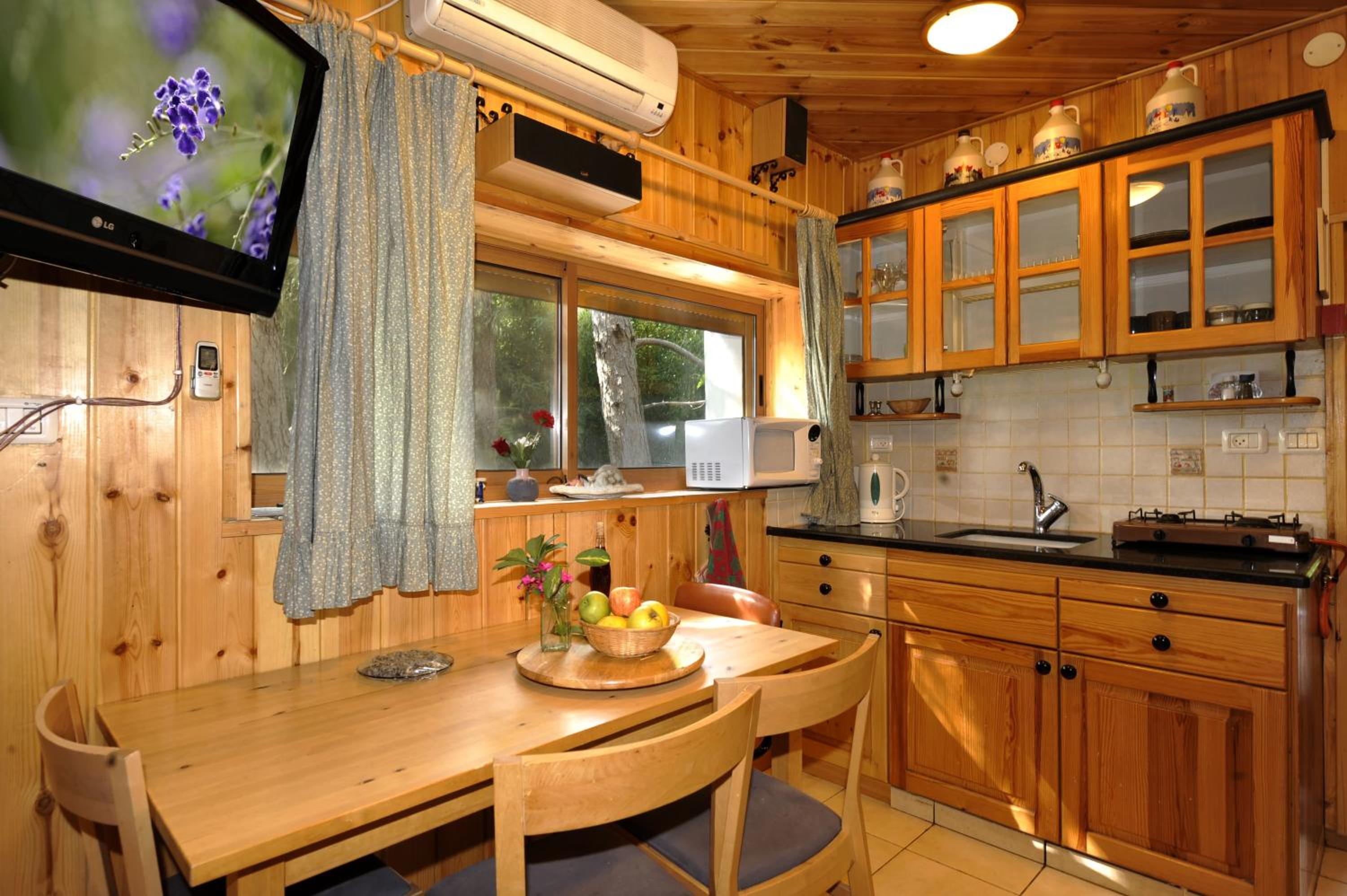 חורש - צימר עץ בשלושה מפלסים עם גלריה, ג'קוזי ומרפסת בין האורנים 5