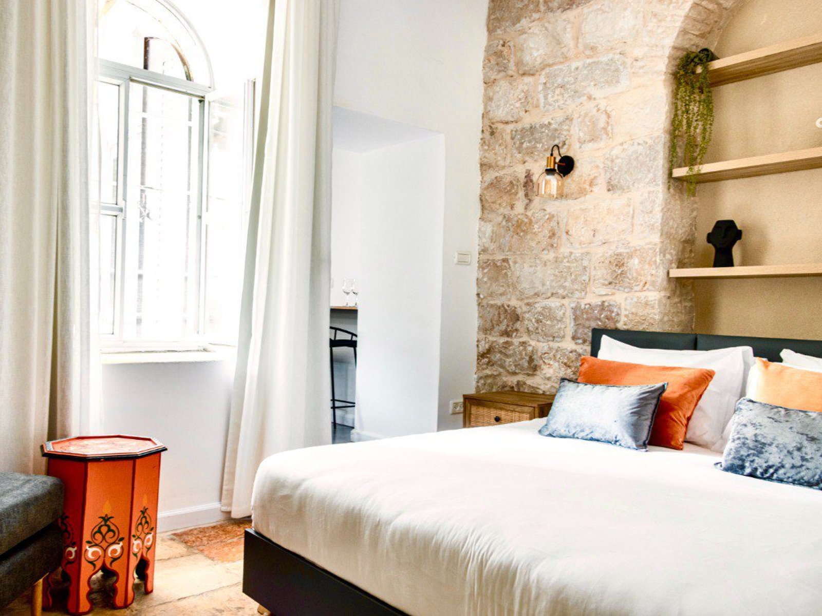 Family B&B in Jerusalem - 3 bedrooms with patio and jacuzzi 5