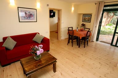 Suite spaziosa con soggiorno e cortile adiacente - 5