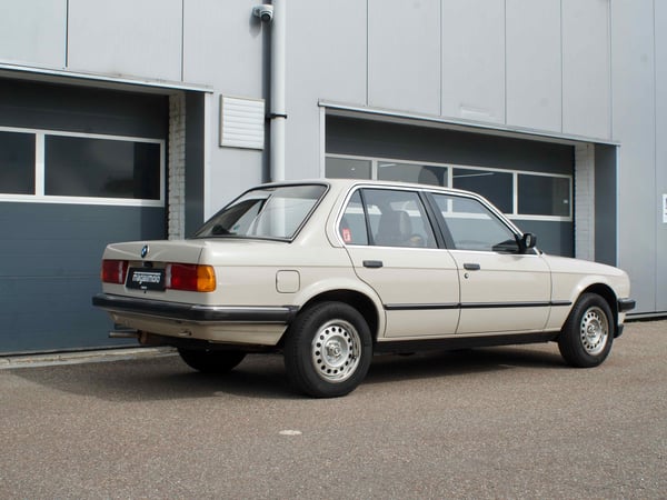 BMW E30 318iA Sedan - 1985
