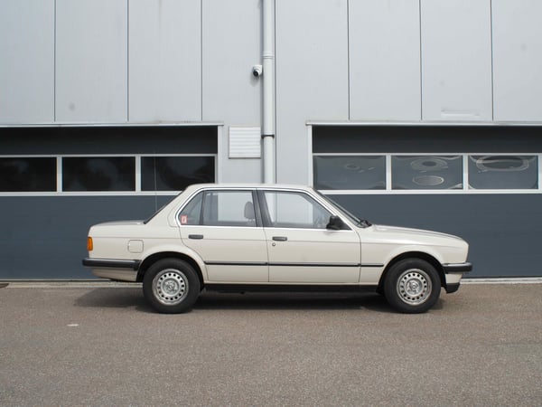 BMW E30 318iA Sedan - 1985