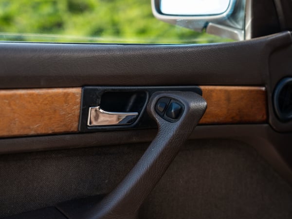 BMW E32 730i - 1987
