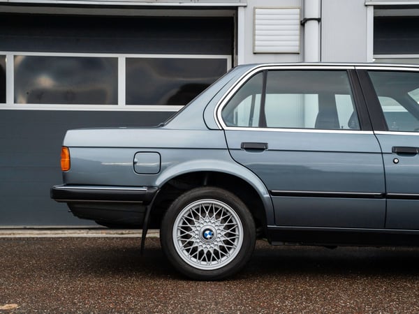 BMW E30 320i Sedan - 1984