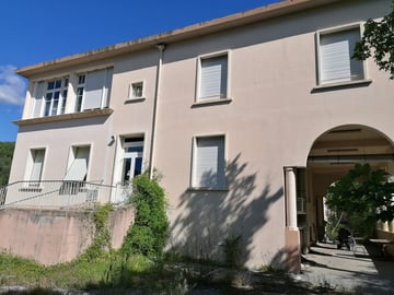 A vendre ancien hôpital à Castellane