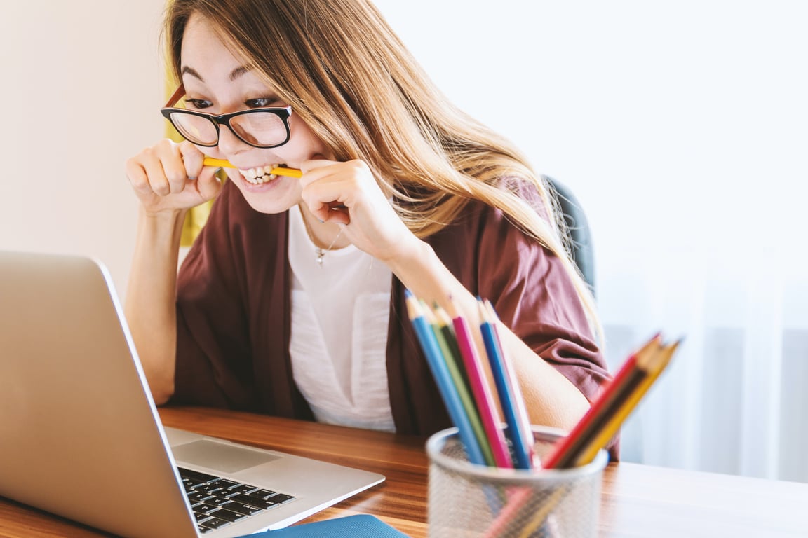 Stressed woman in front of a laptop