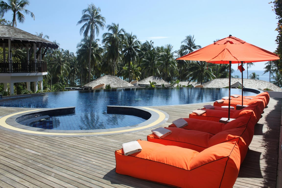 Marriott luxury pool tropical stay