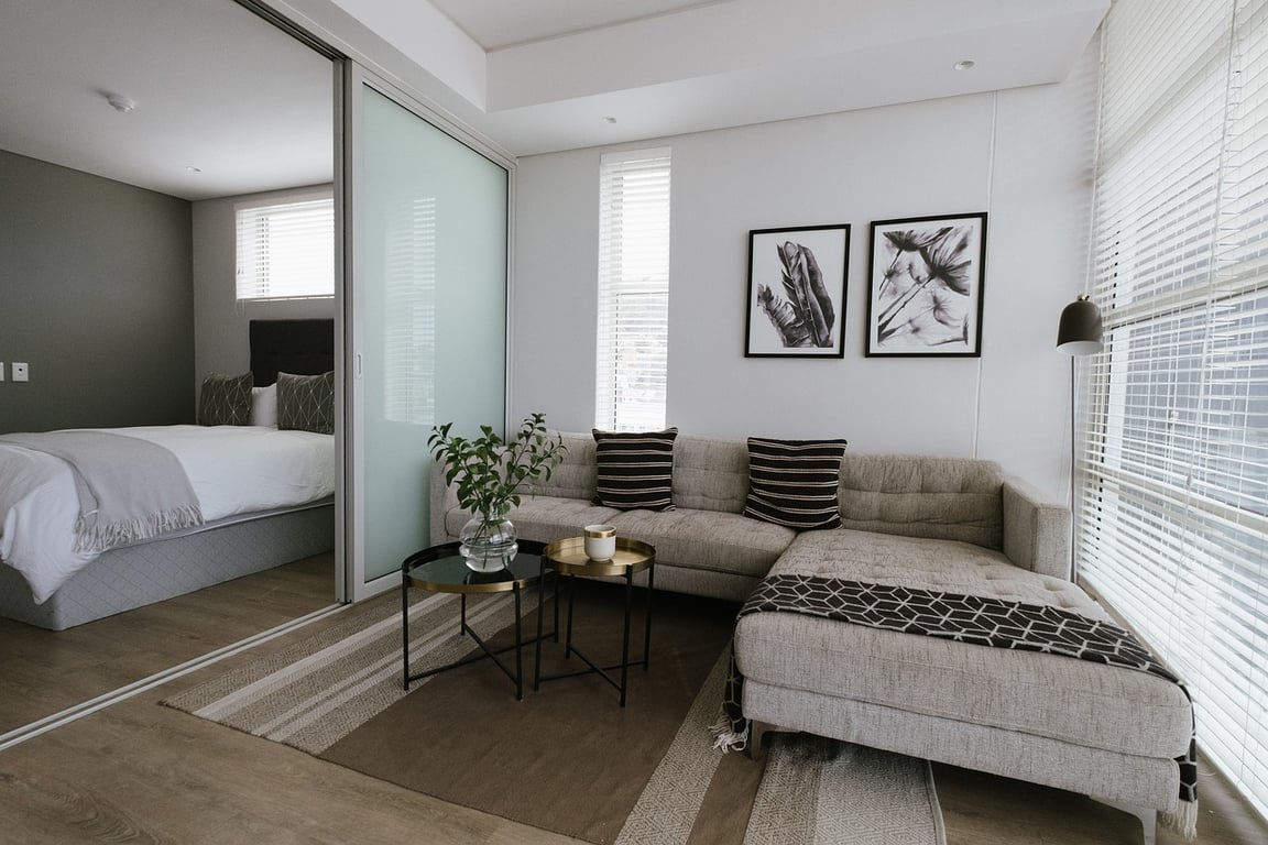 The contrast between a spacious suite and a compact studio clarifies their distinct offerings for users and improves relevance for search engines.