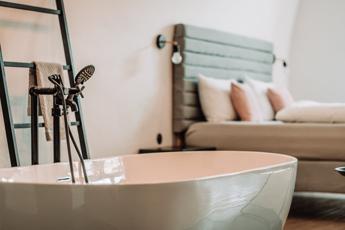 Highlighting the bathtub helps ensure the room is properly classified for search relevance and guest expectations, especially when this feature differentiates standard rooms from upgraded categories.