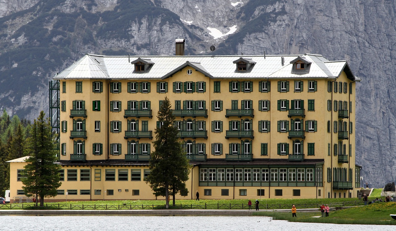 Hotel operating under a franchise in a scenic location.