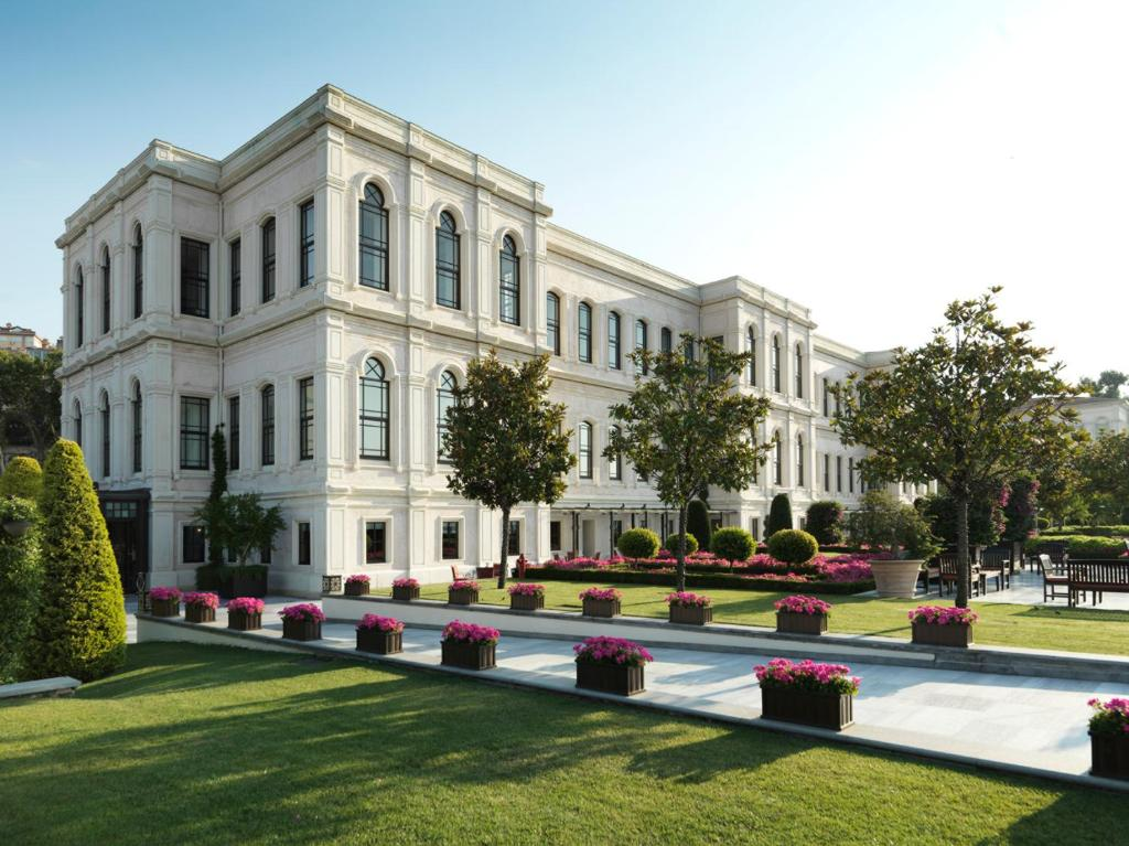 Picture of the Four Seasons high-end hotel in Istanbul
