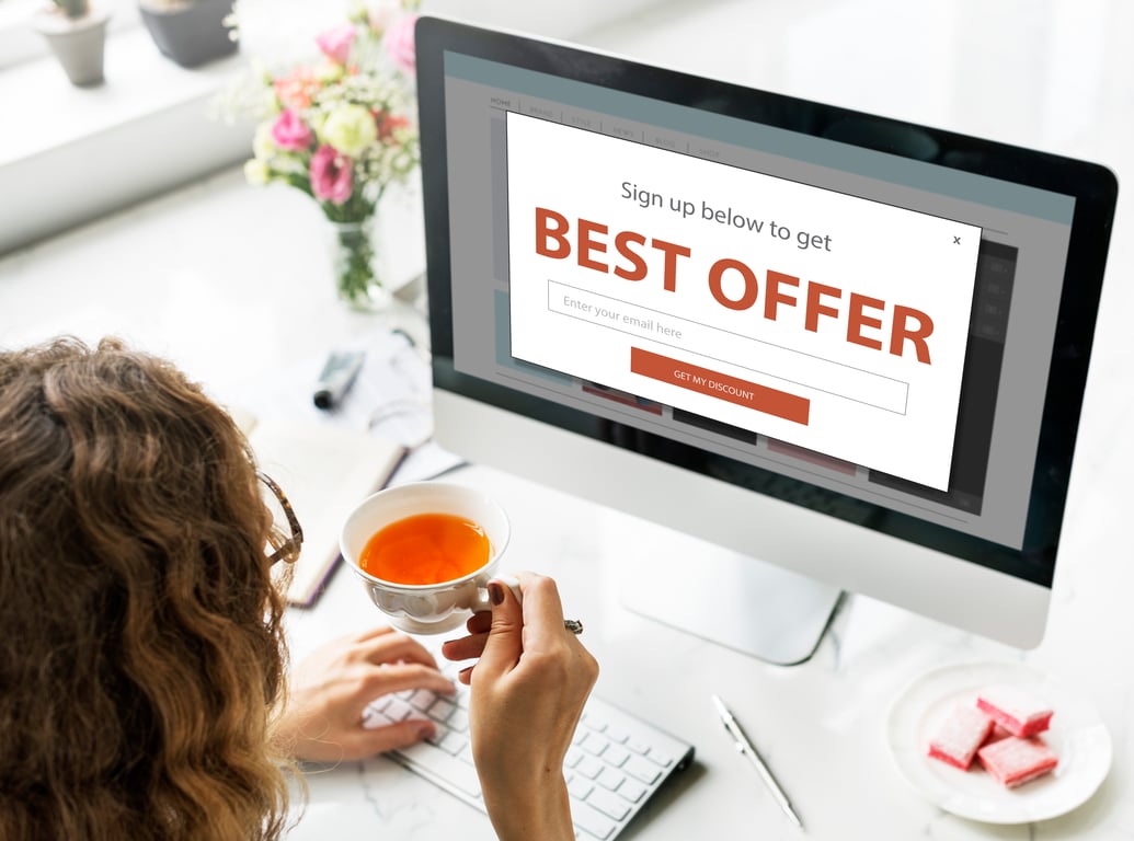 Hospitality website user interacting with a booking incentive pop-up offer