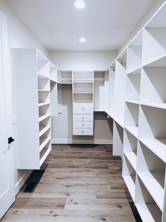 Standard hanging closet system