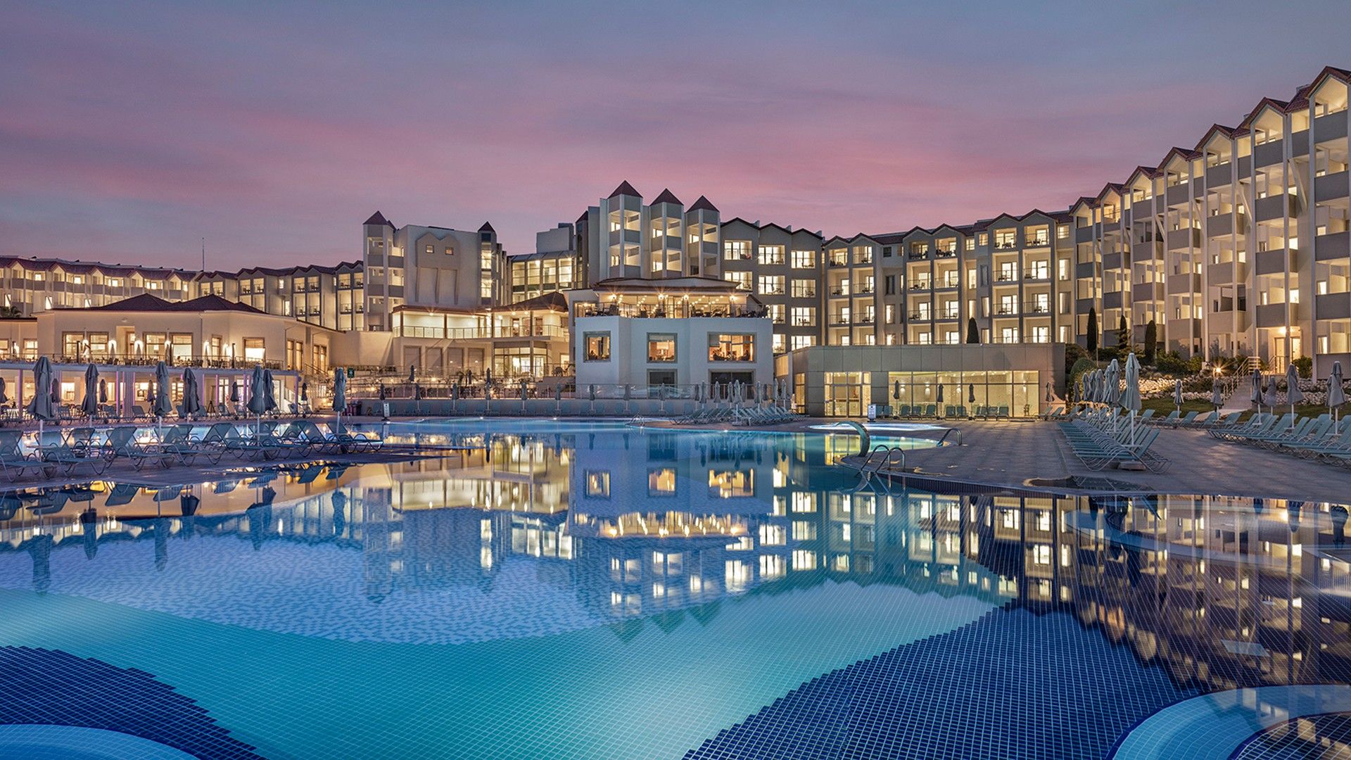 Gün batımında otel ve havuz