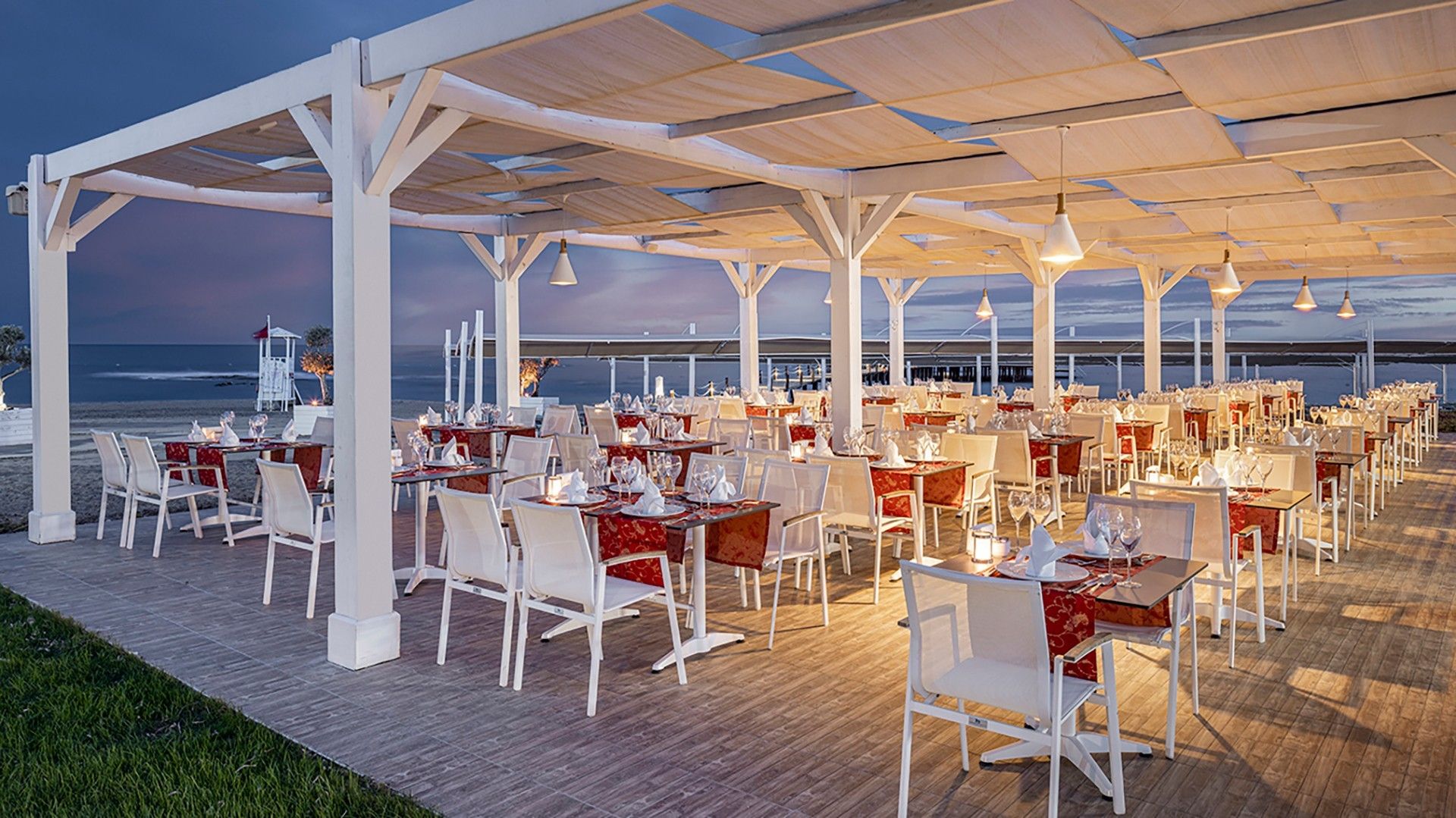 Deniz kenarında açık hava restoranı