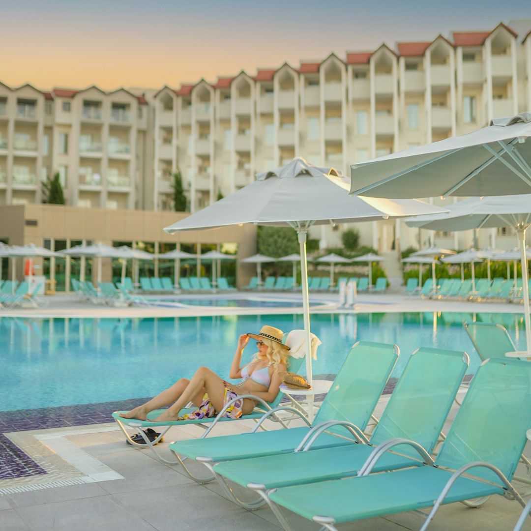Otel binası önünde şezlonglu havuz