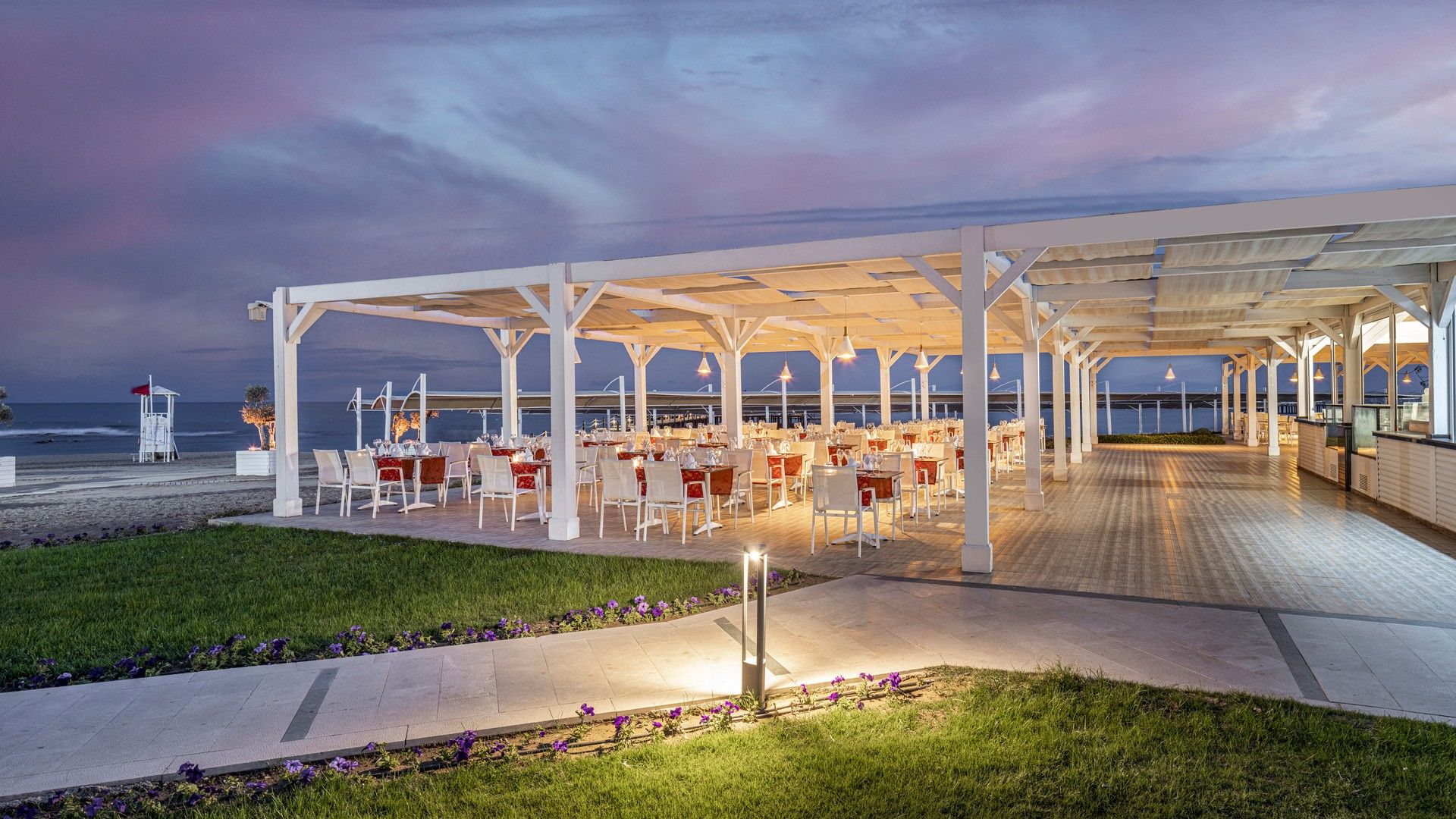 Akşam deniz kenarındaki açık hava restoranı