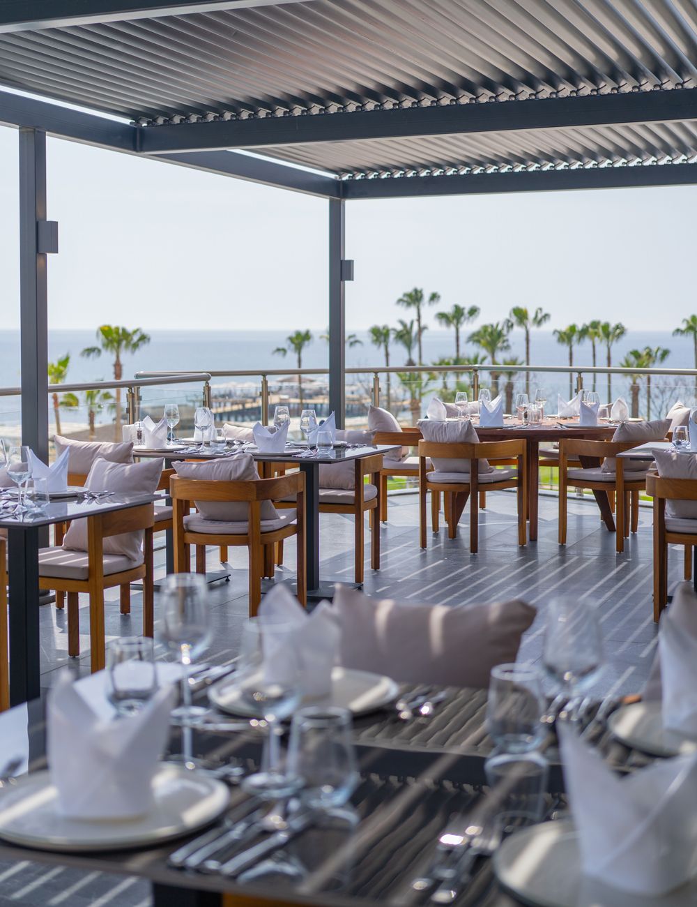 Deniz manzaralı restoran terası