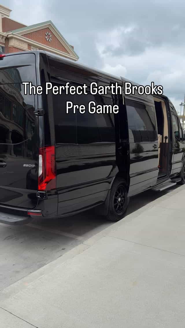 The craziest pregame for Garth Brooks in Indy 🤝 @huseculinary