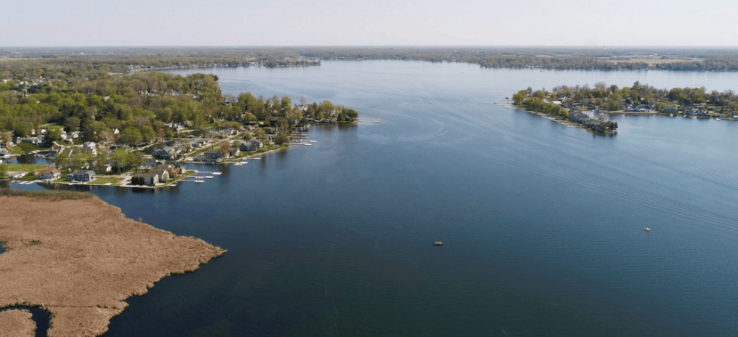 Boats and marinas on Lake Wawasee near Syracuse, Indiana
