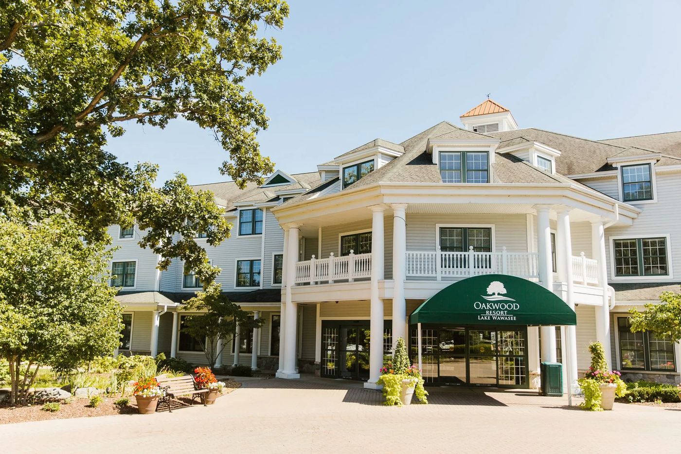 Hidden Gem: Oakwood Resort – A Serene Lakeside Getaway in Syracuse, Indiana