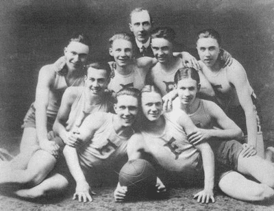 A vintage black-and-white photo of the historic Franklin Wonder Five basketball team