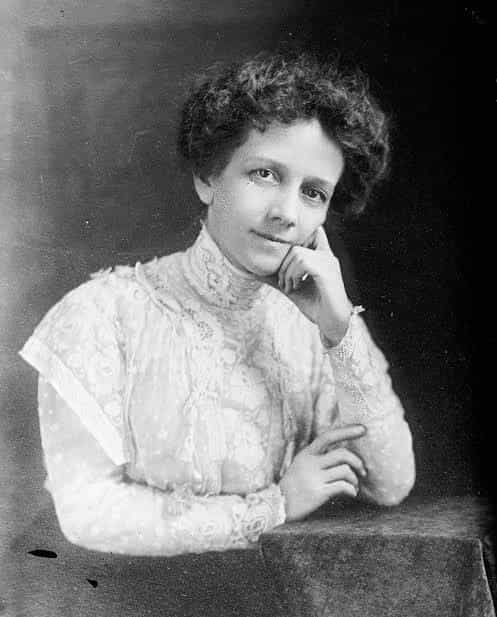 Black-and-white studio portrait of Albion Fellows Bacon in a high-collared white lace blouse, resting her chin on her hand