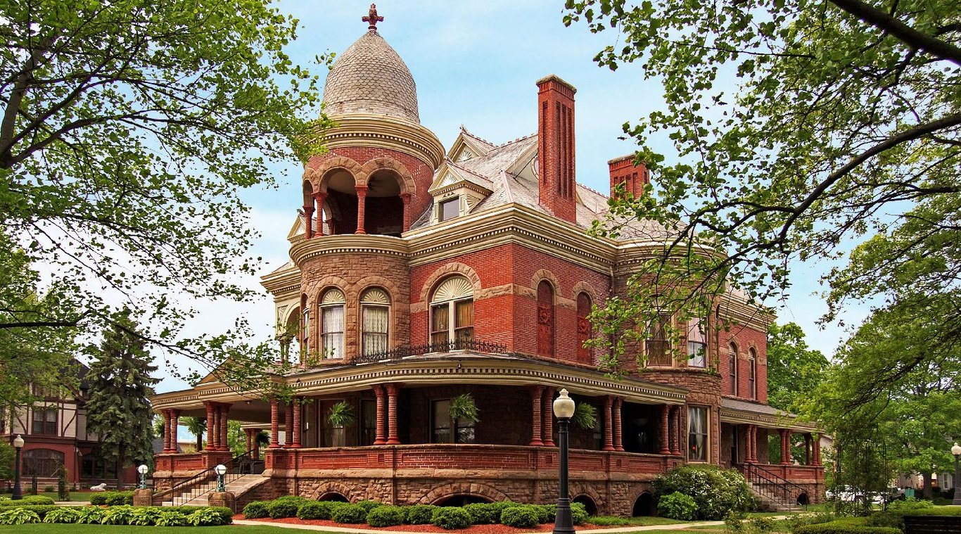 Touring Mansions Across IN, from Get Indiana: Where are the Best Apple Orchards in IN? 🍎