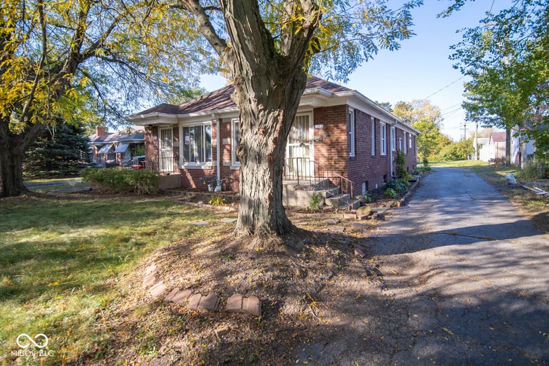 1542 N Hawthorne Lane, Indianapolis, IN 46219 property photo 2