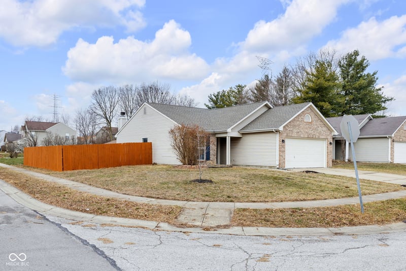 5226 Lakemanor Drive, Indianapolis, IN 46254 property photo 3
