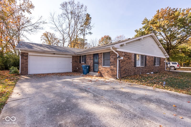 8201 Old Farm Lane, Indianapolis, IN 46214 property photo 1